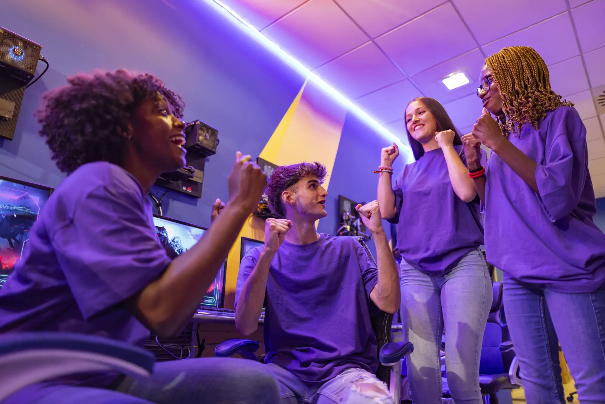 Des jeunes célèbrent ensemble pendant un jeu